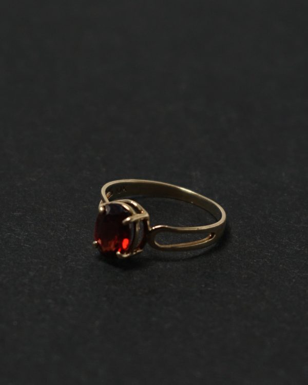10k Gold Ring w/ Garnet / size: 6.5 - Image 2